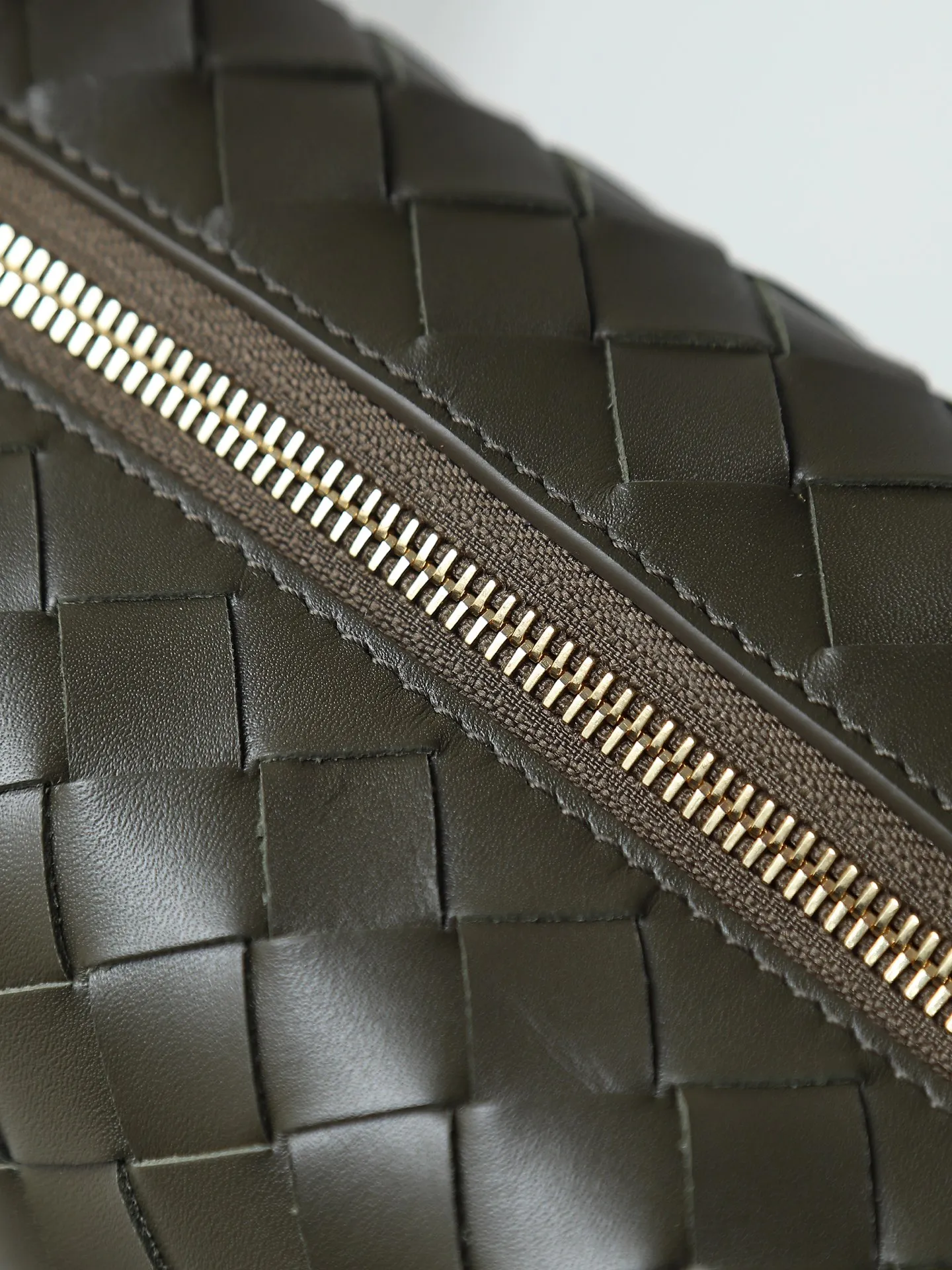 Batch 1620. A lunch bag that is predicted to be popular again this year. The entire bag is made of top-grade naa lambskin. It is very soft and lightweight. It also uses the intrecciato weaving process that the two founders spent several months developing from the beginning of the brand. It is completely hand-woven by Italian craftsmen. It perfectly reflects the craftsmanship of Bottega. The entire bag shape is also a very practical and popular lunch box bag shape. The slightly curved arc of the bag mouth can also better fit our wrists. Style number: 754443 Size: 22*13*9